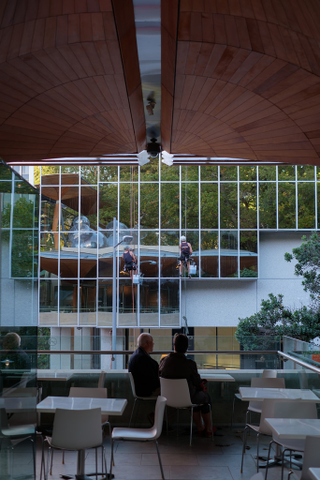 Illustration for article titled 10 minutes before closing at Auckland's Art Gallery.